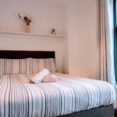 Contractor And Family Friendly Grade II Townhouse- 3 Bedrooms- Free Parking NWI Eksteriør bilde
