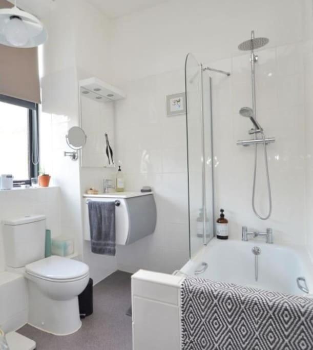 Contractor And Family Friendly Grade II Townhouse- 3 Bedrooms- Free Parking NWI Eksteriør bilde