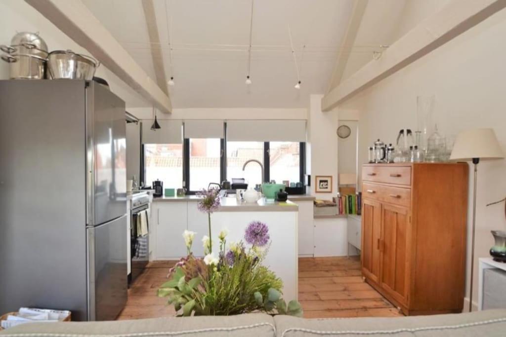 Contractor And Family Friendly Grade II Townhouse- 3 Bedrooms- Free Parking NWI Eksteriør bilde