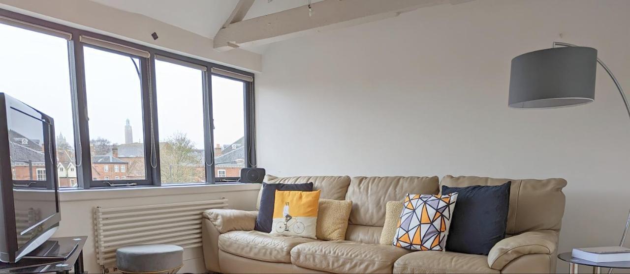 Contractor And Family Friendly Grade II Townhouse- 3 Bedrooms- Free Parking NWI Eksteriør bilde