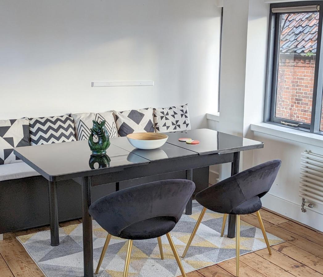 Contractor And Family Friendly Grade II Townhouse- 3 Bedrooms- Free Parking NWI Eksteriør bilde