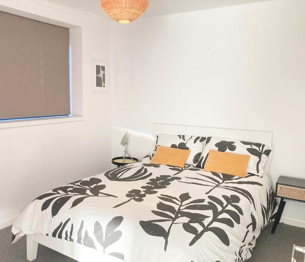 Contractor And Family Friendly Grade II Townhouse- 3 Bedrooms- Free Parking NWI Eksteriør bilde