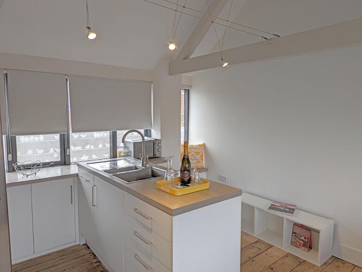 Contractor And Family Friendly Grade II Townhouse- 3 Bedrooms- Free Parking NWI Eksteriør bilde