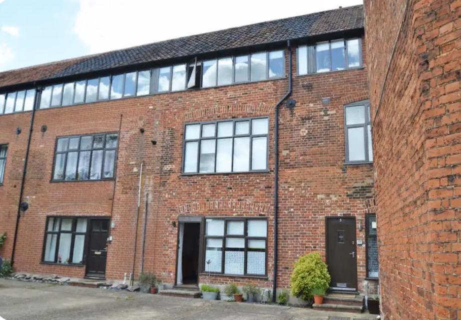 Contractor And Family Friendly Grade II Townhouse- 3 Bedrooms- Free Parking NWI Eksteriør bilde