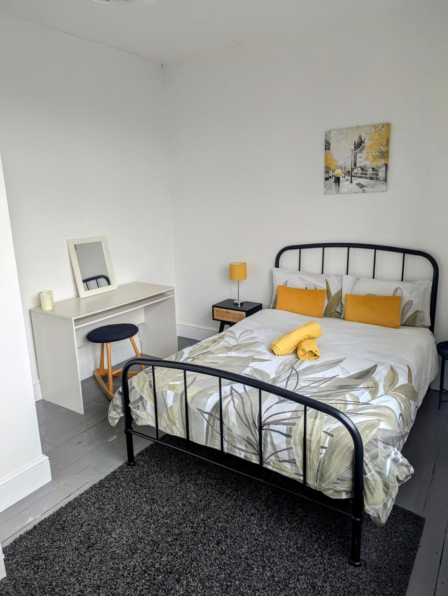 Contractor And Family Friendly Grade II Townhouse- 3 Bedrooms- Free Parking NWI Eksteriør bilde