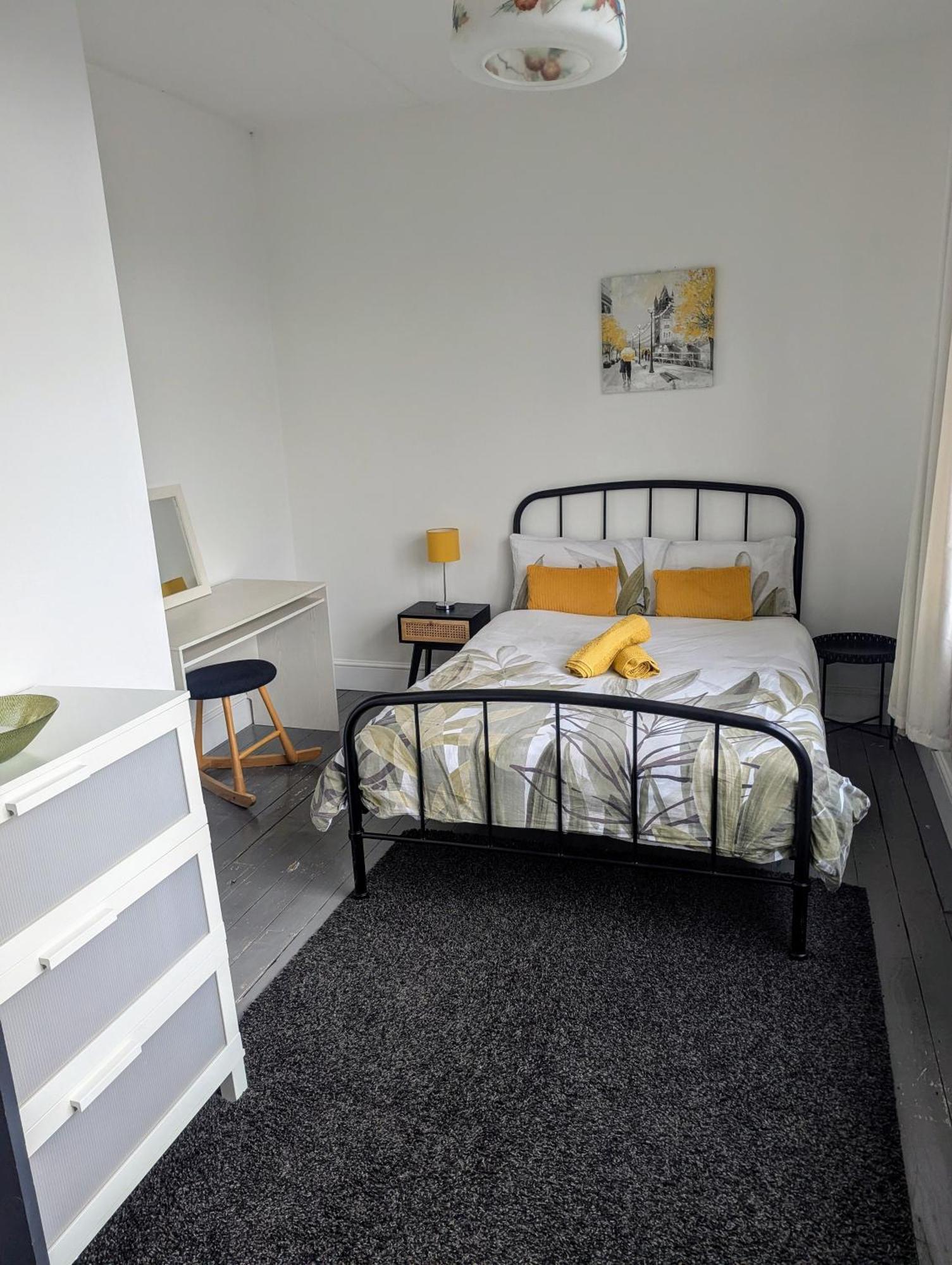 Contractor And Family Friendly Grade II Townhouse- 3 Bedrooms- Free Parking NWI Eksteriør bilde