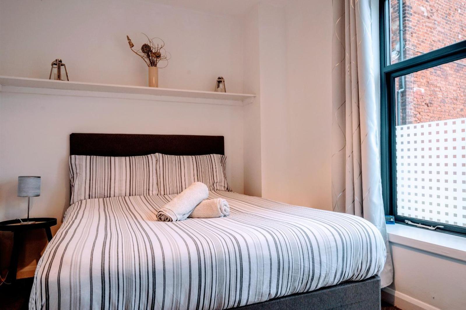 Contractor And Family Friendly Grade II Townhouse- 3 Bedrooms- Free Parking NWI Eksteriør bilde