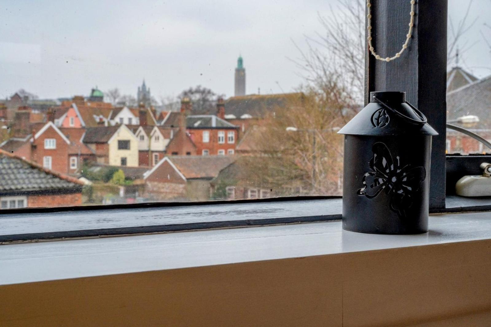 Contractor And Family Friendly Grade II Townhouse- 3 Bedrooms- Free Parking NWI Eksteriør bilde